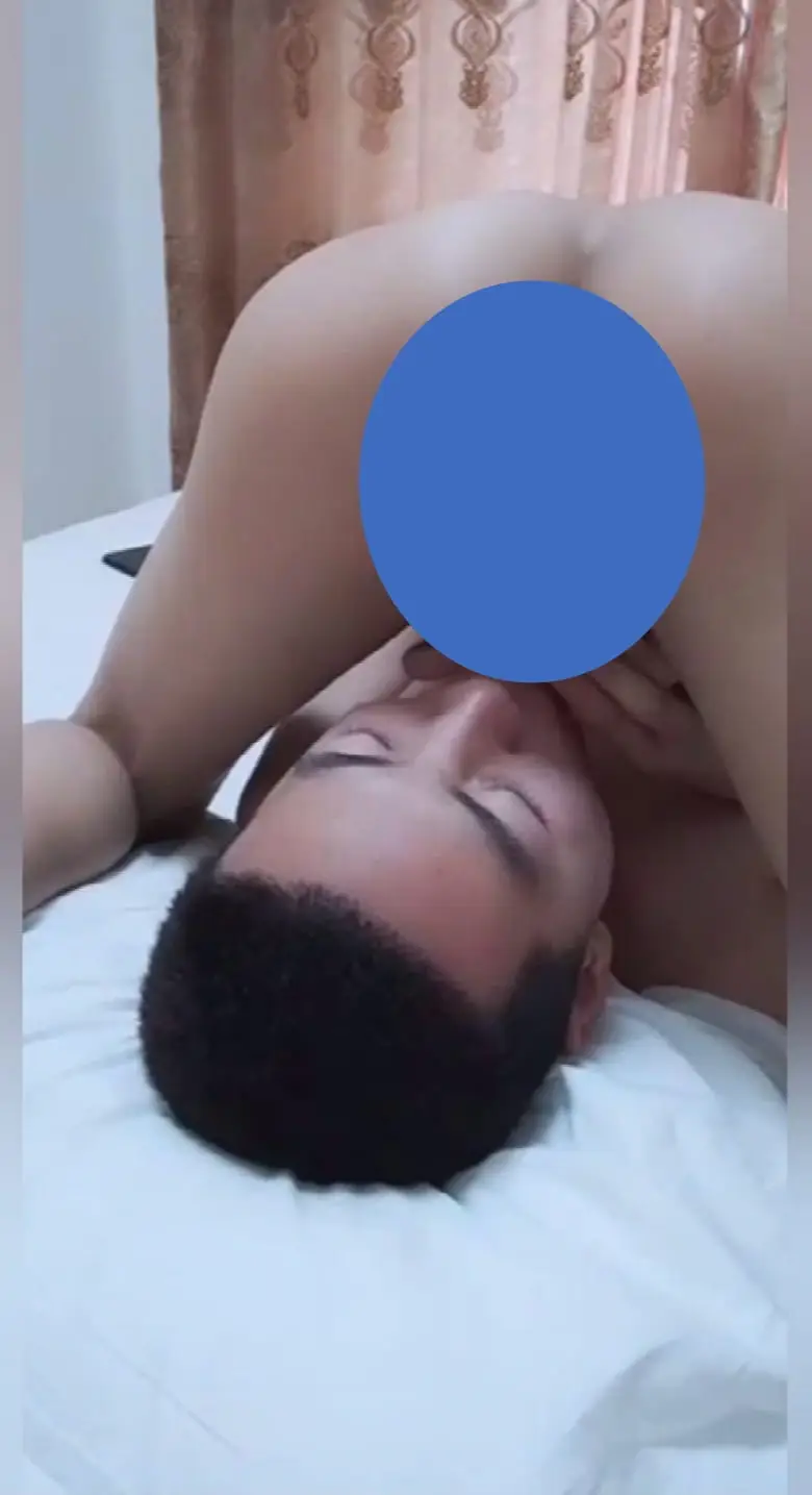 直男直播秀金钱与友谊的考验